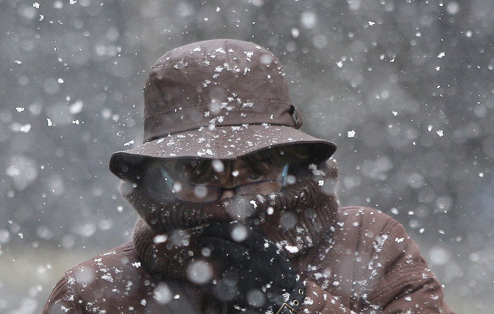 Mujer en Burgos se resguarda por el frío invierno