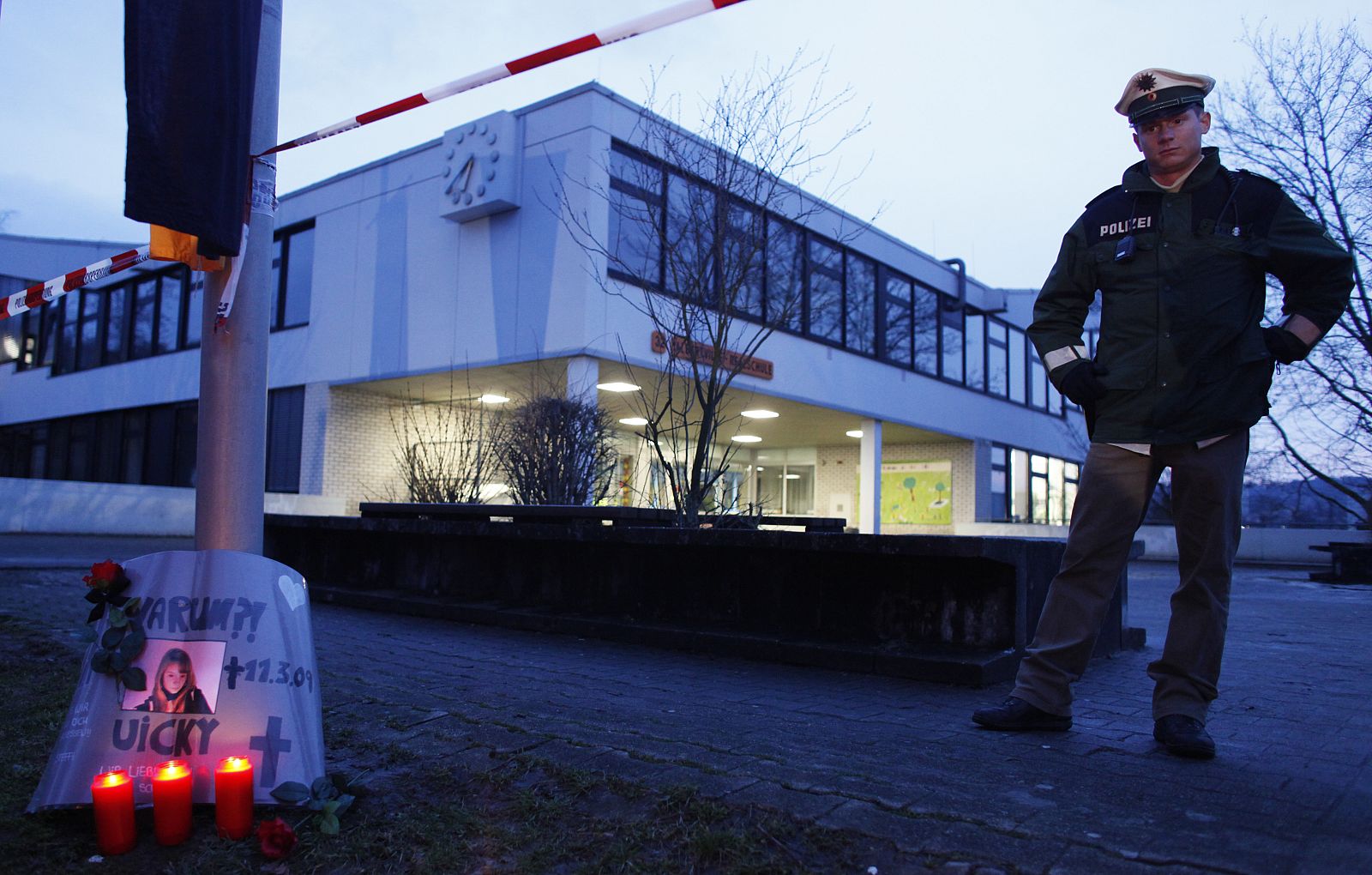 Un policía en frente del colegio en el que se produjo uno de los tiroteos