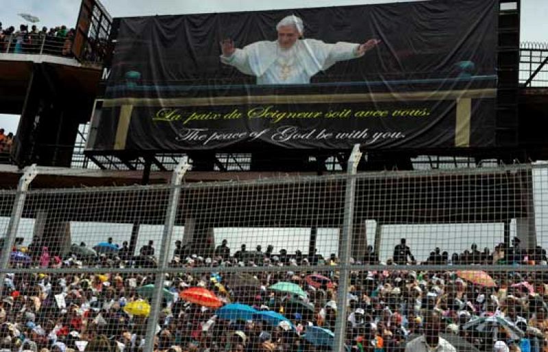 El Papa avisa que África está en peligro por "el reino del dinero" que desprecia a los más débiles