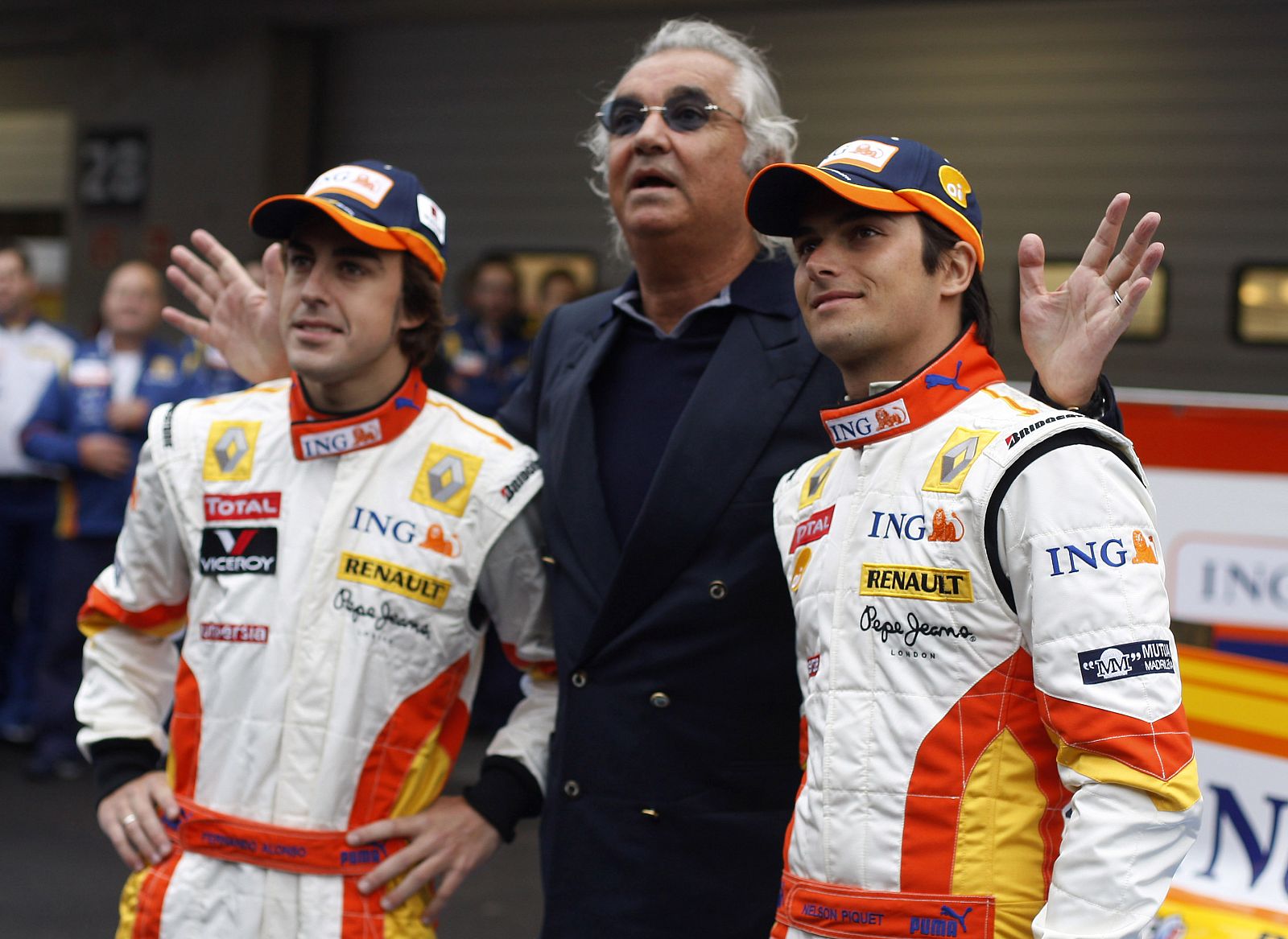 Fernando Alonso y Nelson Piquet Jr. posan con Flavio Briatore