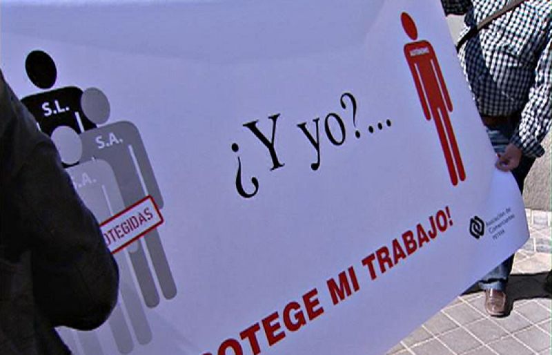 Los autónomos gritan "Zapatero dimisión" frente al Congreso para denunciar la "asfixia financiera"