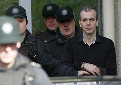 Acusan a un ex miembro del IRA del asesinato de los dos soldados británicos en Irlanda del Norte