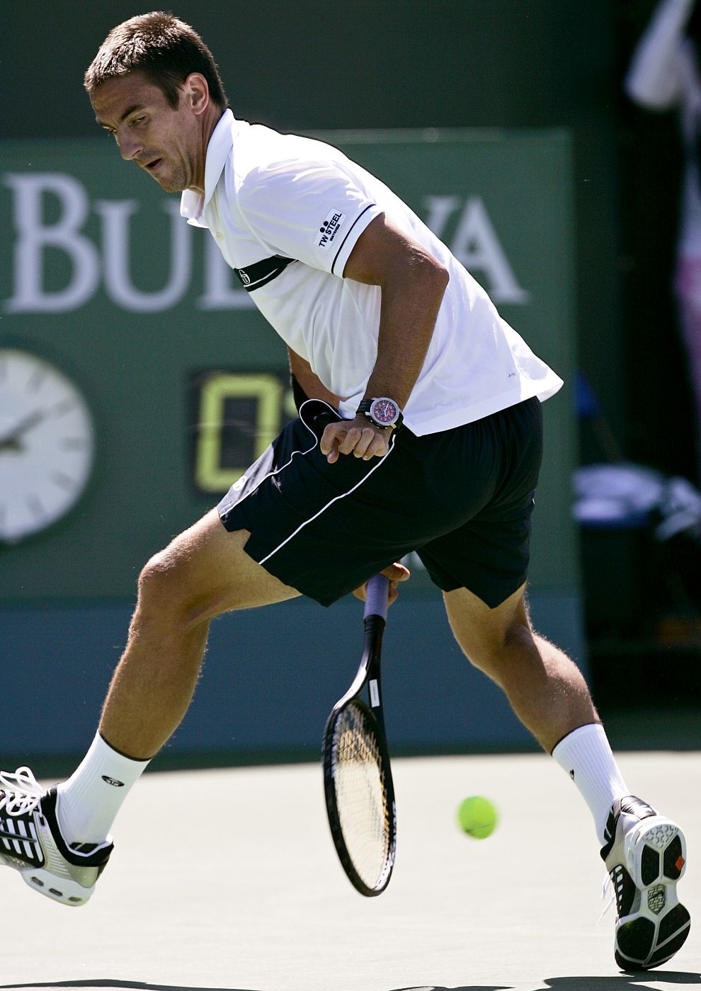Tommy Robredo golpea a la bola en un partido.