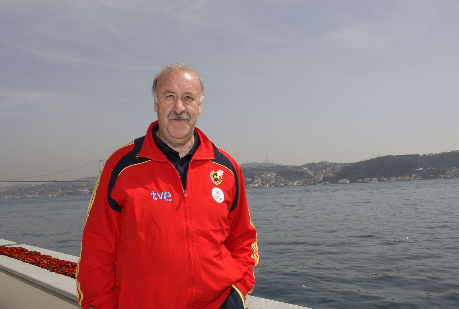 Vicente del Bosque posa en Estambul.