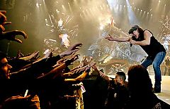 AC/DC lleva por la 'autopista hacia el infierno' a un Sant Jordi abarrotado