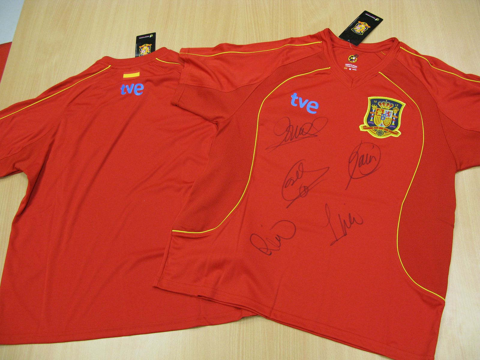 Consigue la camiseta firmada por cinco jugadores de la selección.