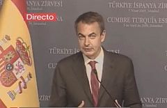 Zapatero evita hablar "fuera de España" de una posible remodelación del Gobierno