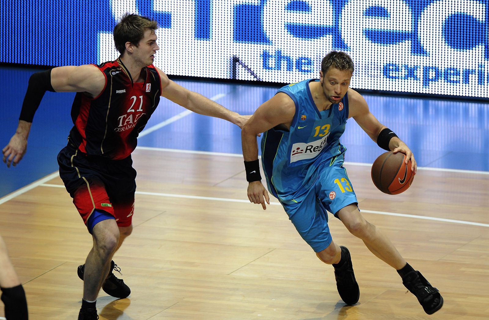 Tiago Splitter de Tau y David Anderson del Barcelona, durante el últmo partido disputado entre ambos equipos