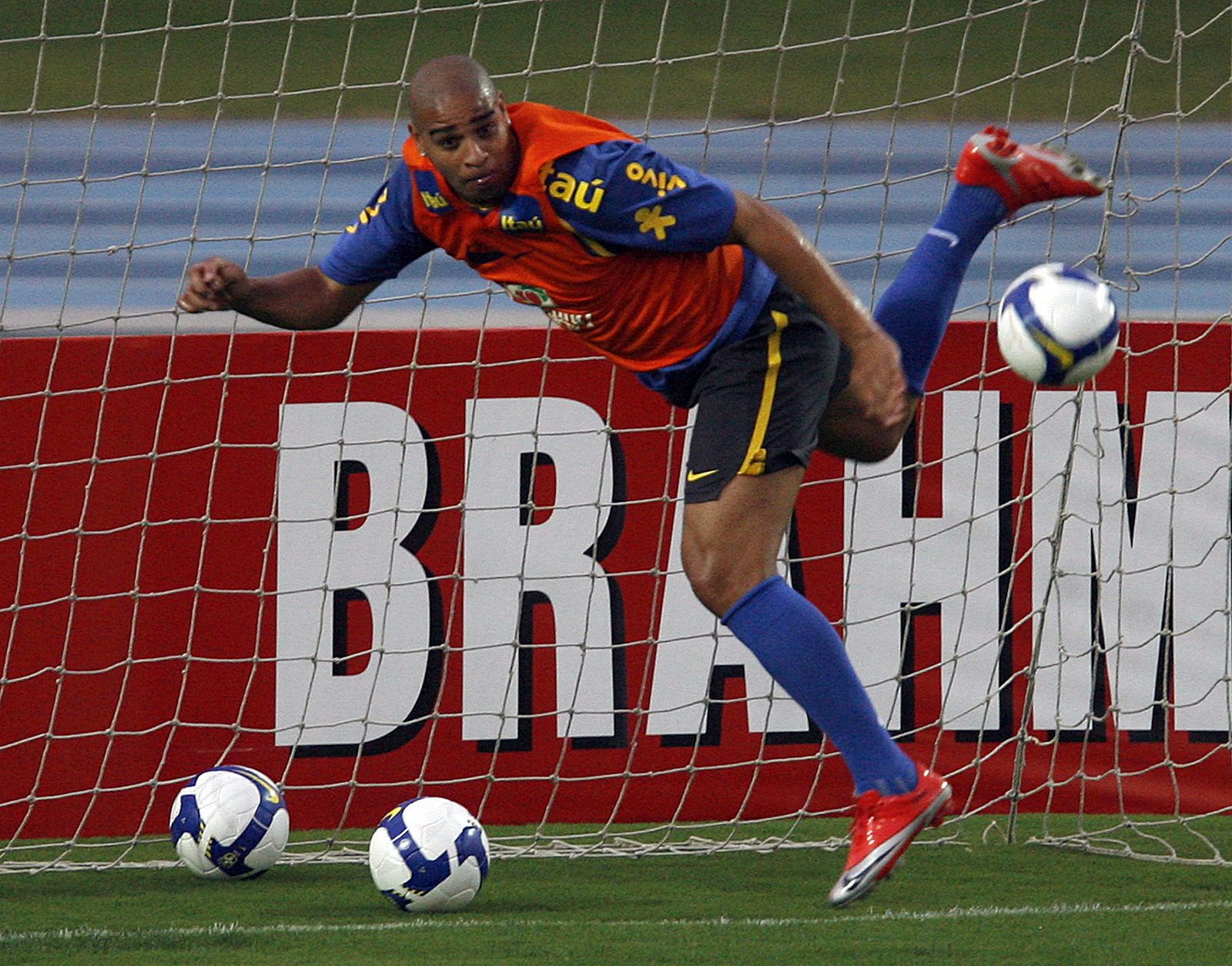 Adriano en un entrenamiento de la selección brasileña