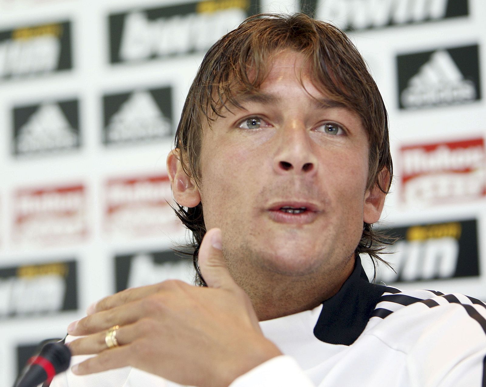 El defensa argentino del Real Madrid, Gabriel Heinze, durante la rueda de prensa que ha ofrecido.
