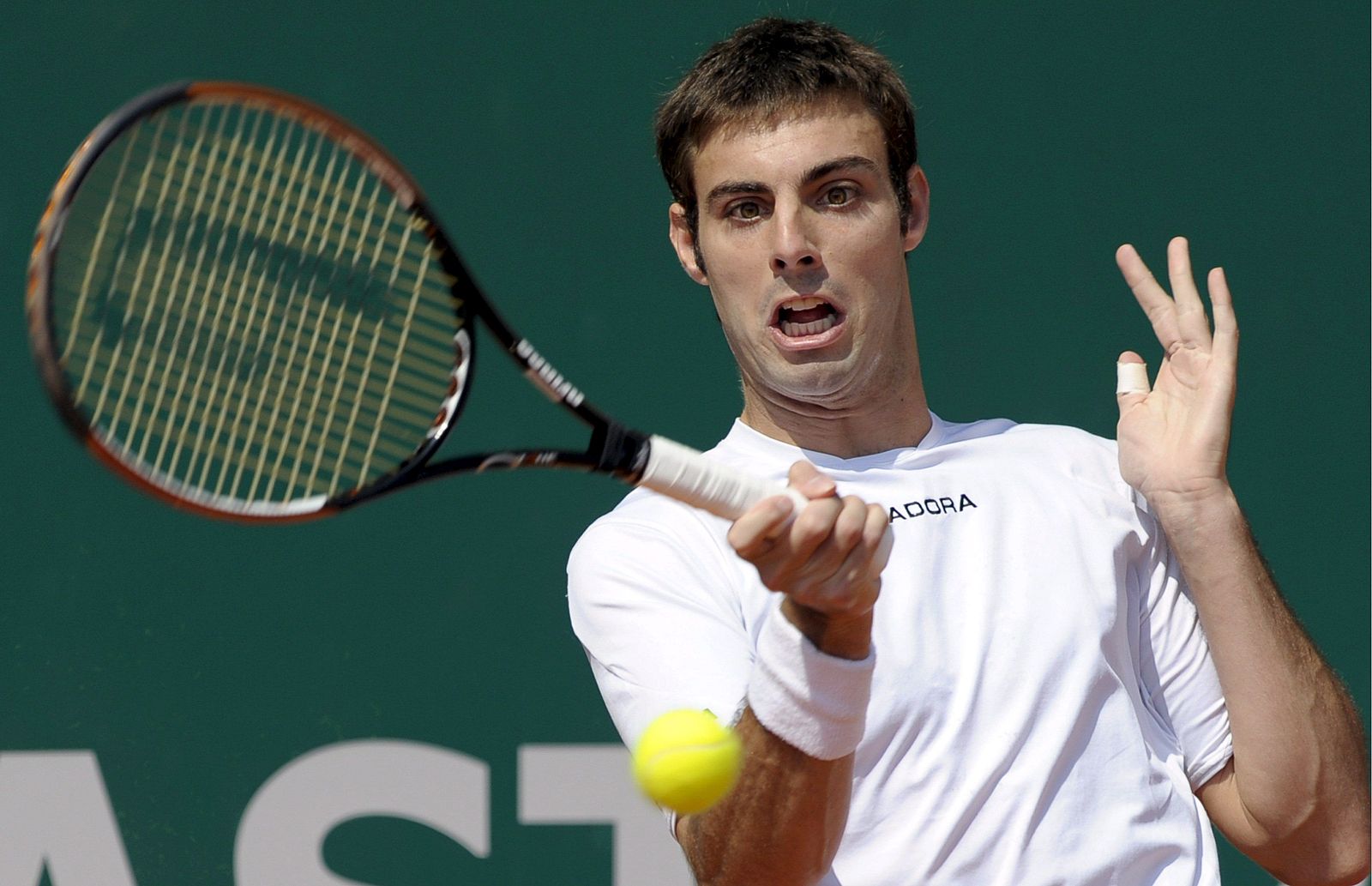 El tenista español Marcel Granollers devuelve una bola al argentino José Acasuso.