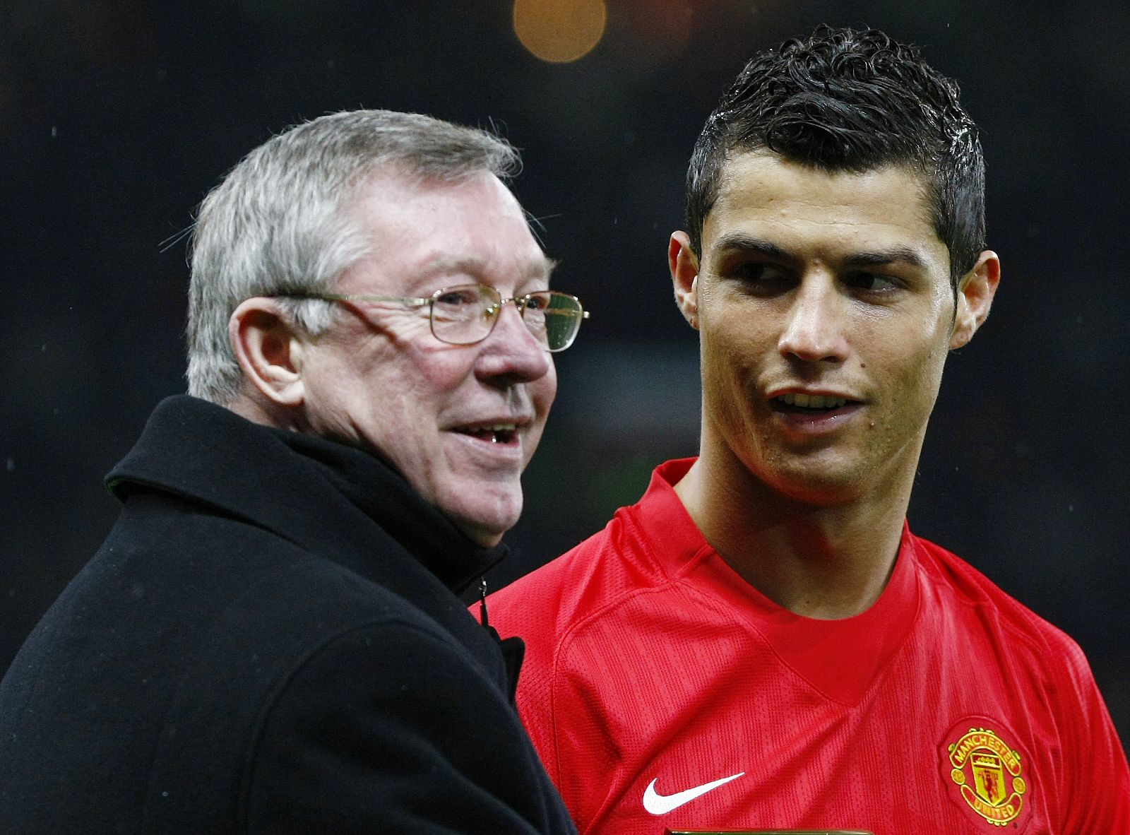 El entrenador del Manchester United Alex Ferguson, junto a Cristiano Ronaldo