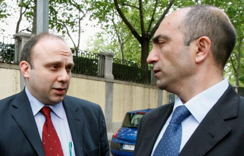 Un forense turco: "El general Navarro se bebió una botella de vodka mientras identificaba los cuerpos"