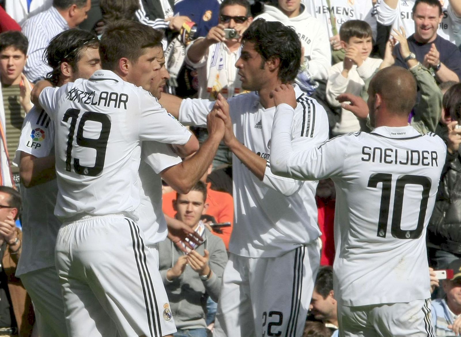 Miguel Torres celebra con sus compañeros uno de los goles anotados ante el Valladolid.