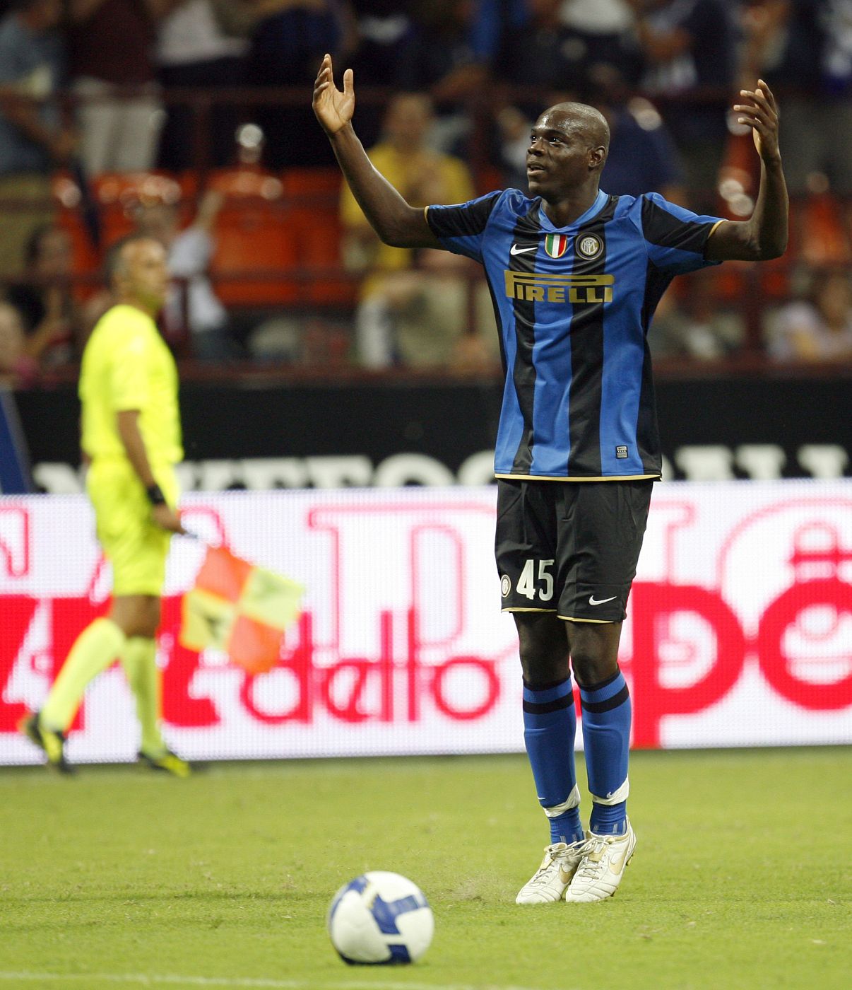 Balotelli recibe cánticos racistas en el campo de la Juventus