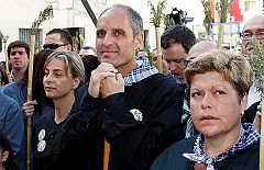 Camps dice que "todo es un montaje" y Rajoy asegura que "nadie se vende por trajes"