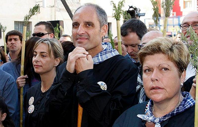 Camps dice que "todo es un montaje" y Rajoy asegura que "nadie se vende por trajes" 