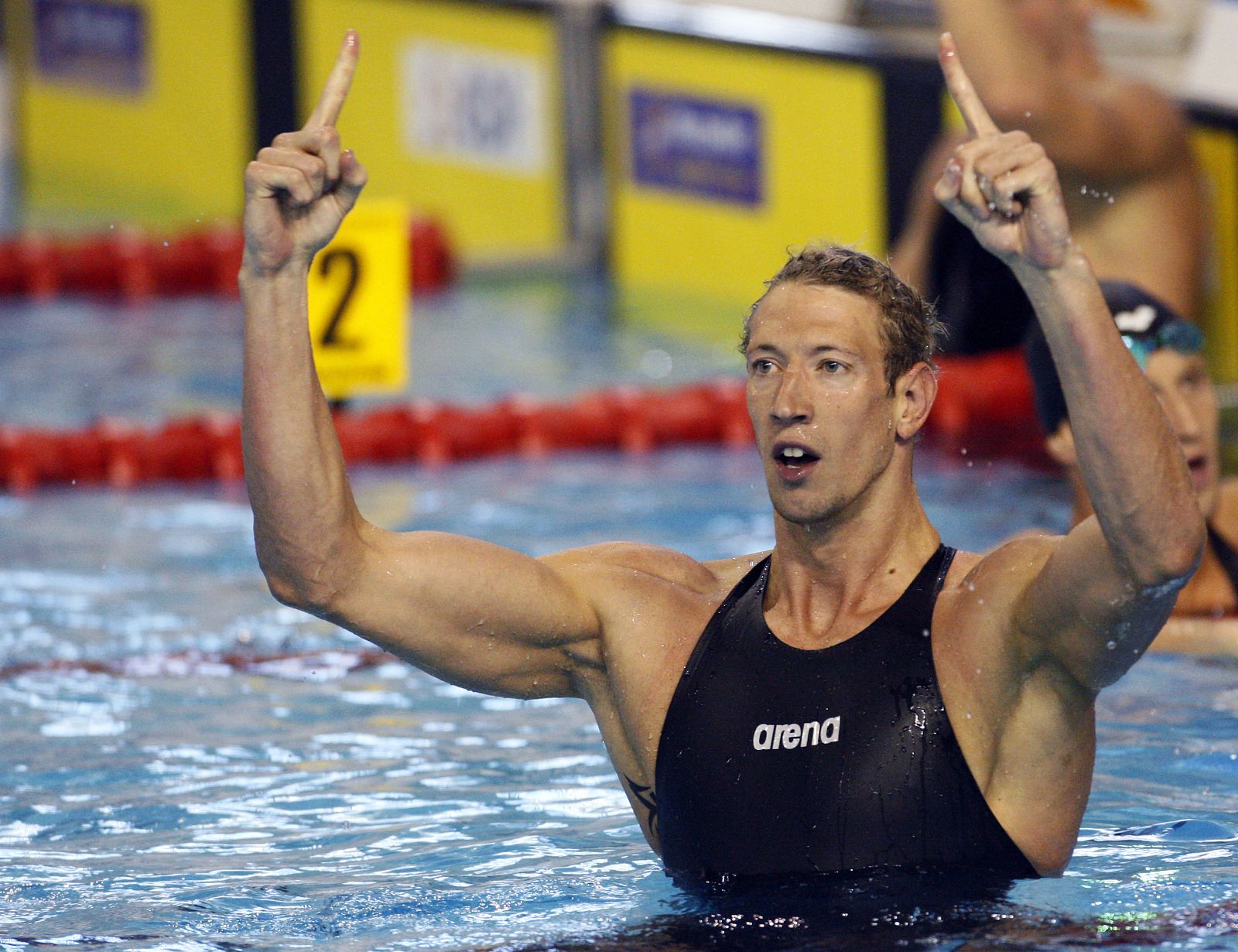 El nadador francés Alain Bernard celebra su nuevo récord del mundo.
