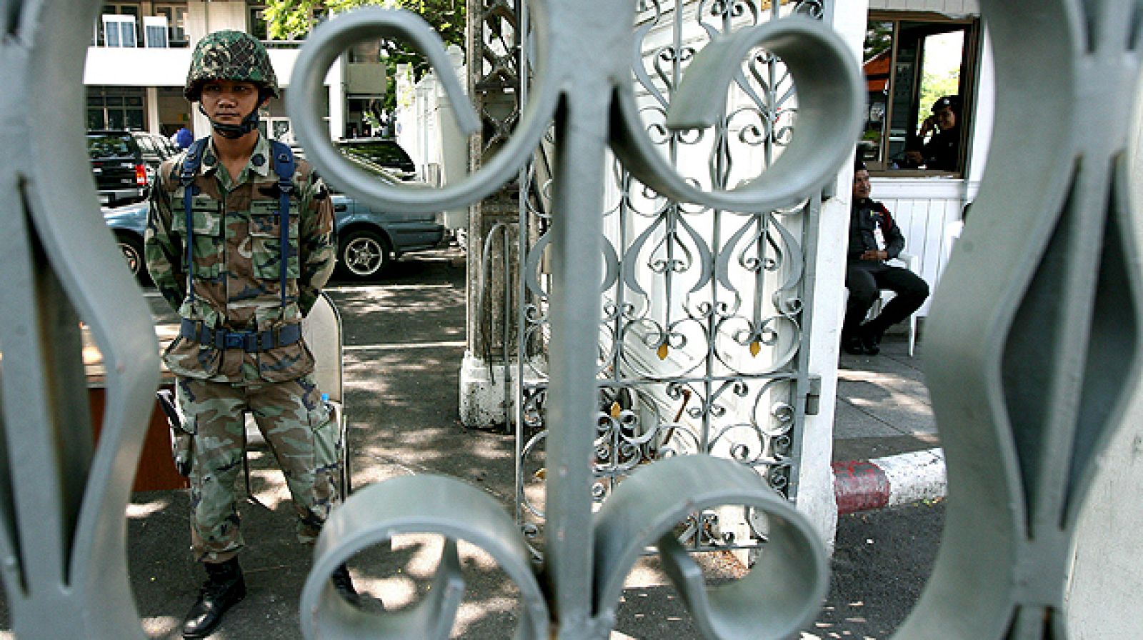 EL PRIMER MINISTRO TAILANDÉS, ABHISIT VEJJAJIVA, LEVANTA EL ESTADO DE SITIO EN BANGKOK