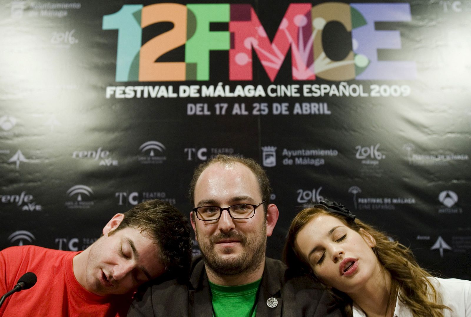 Los actores Gorka Ochoa (i) y Sabrina Garciarena posan sus cabezas sobre los hombros del director de cine, Borja Cobeaga,