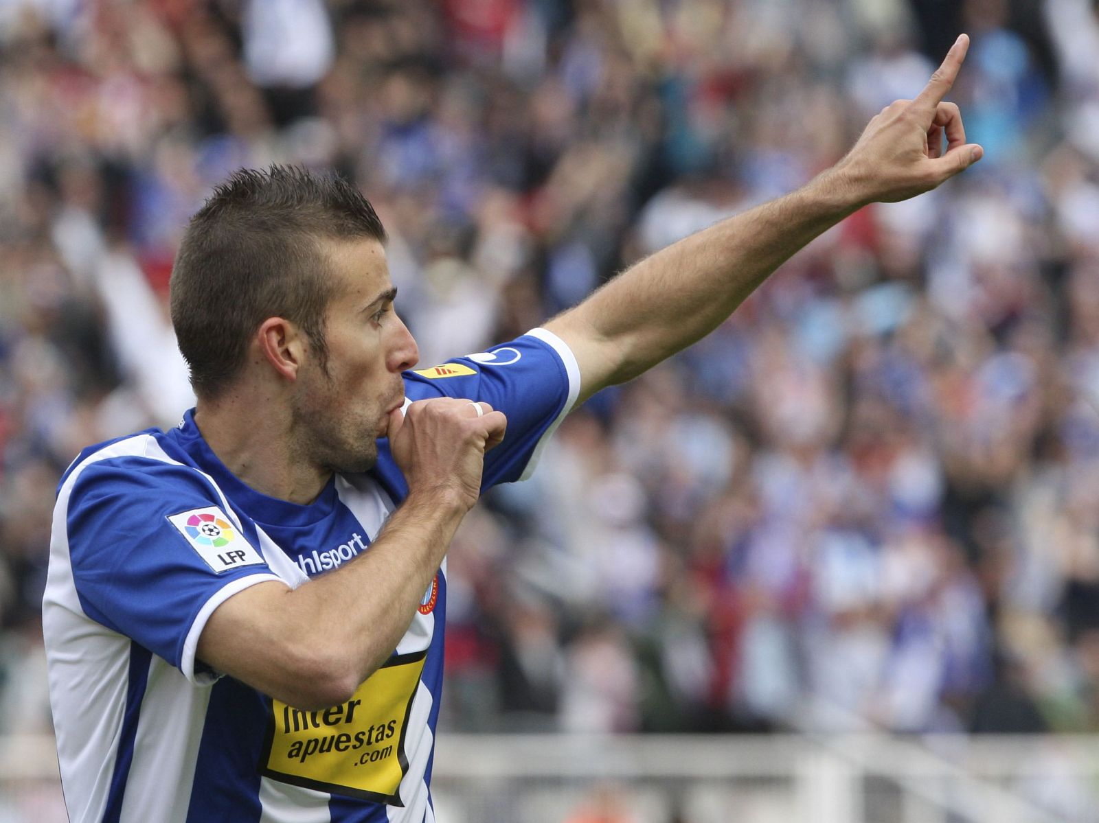 Luis García celebra el primer gol del Espanyol ante el Betis.
