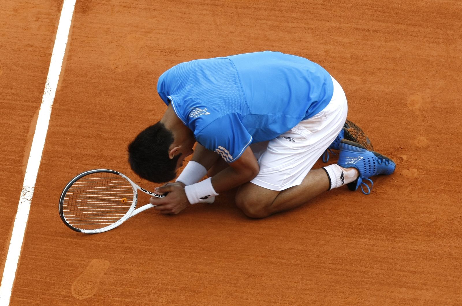Djokovic se lamenta por un punto fallado en la final de Montecarlo ante Nadal.