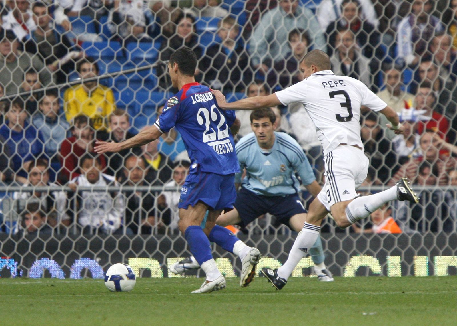 Pepe empuja a Casquero en el partido Madrid - Getafe