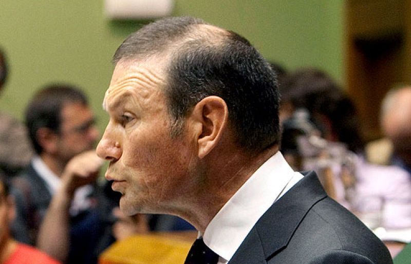 Ibarretxe a López: "Nos tendrá en frente si subordina los intereses de Euskadi a España"