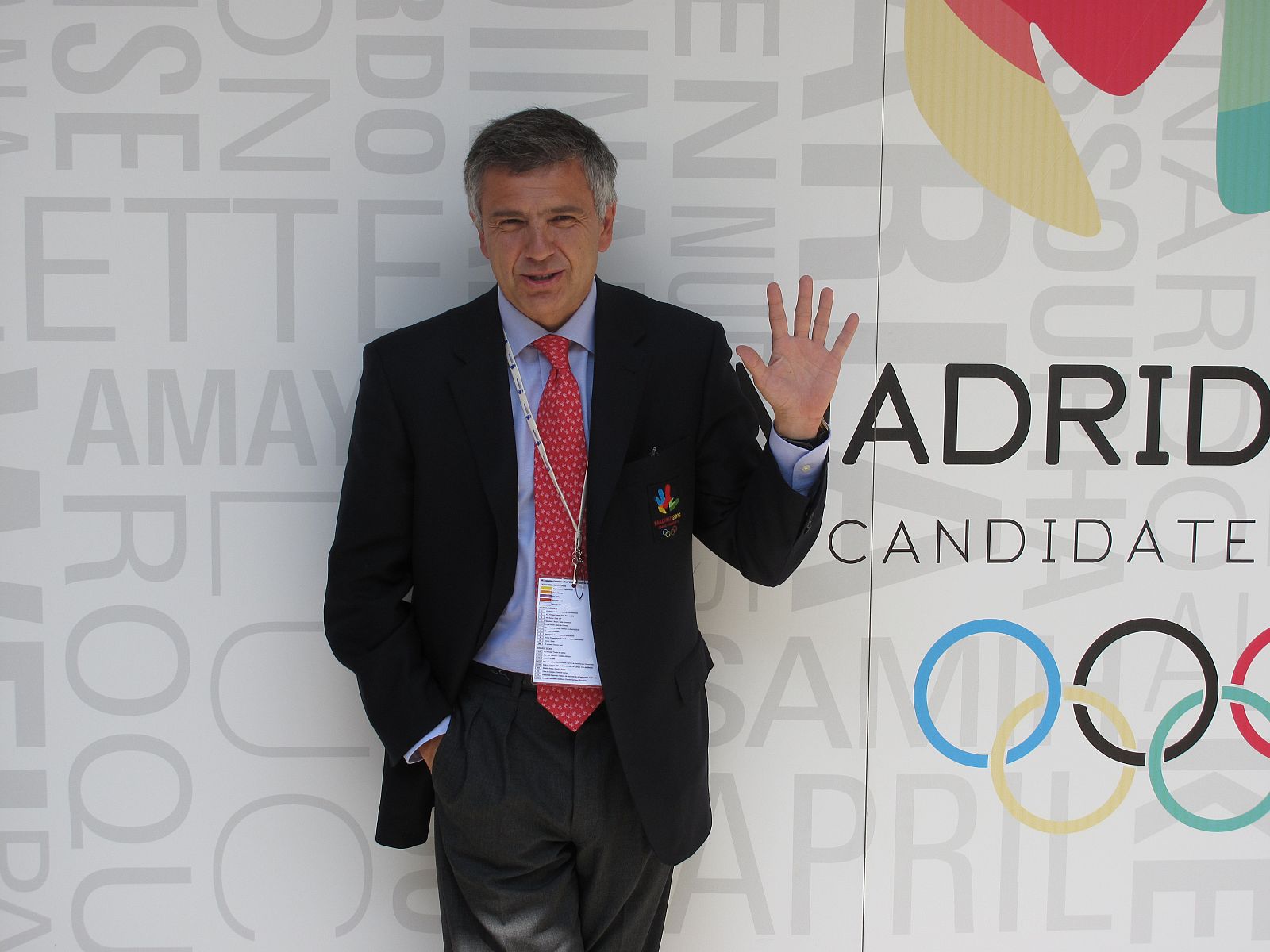 Juan Antonio Samaranch Salisachs posa junto al logotipo de Madrid 2016.