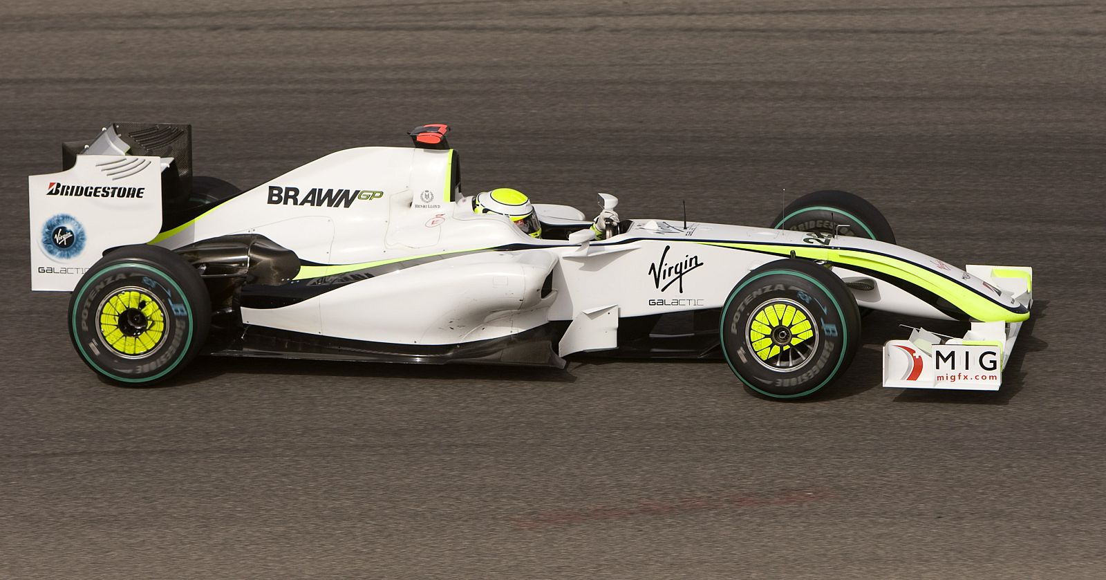 El piloto de Brawn GP, Jenson Button, rueda con su coche en Bahrein.