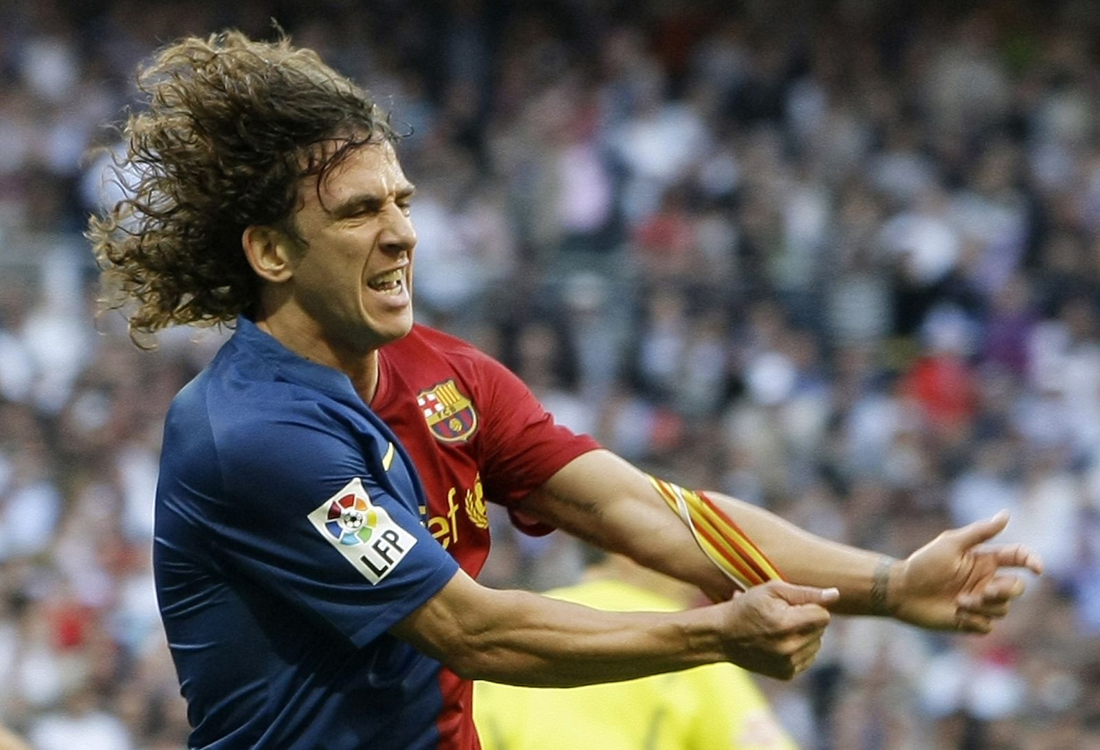 El capitán del Barcelona, Carles Puyol, celebra uno de los 6 goles anotados en el Bernabéu.