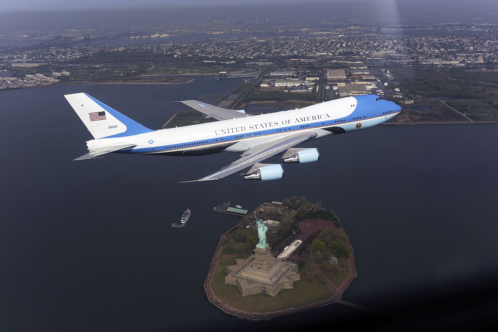 El 'Air Force One' sobrevuela la estatua de la libertad en Nueva York
