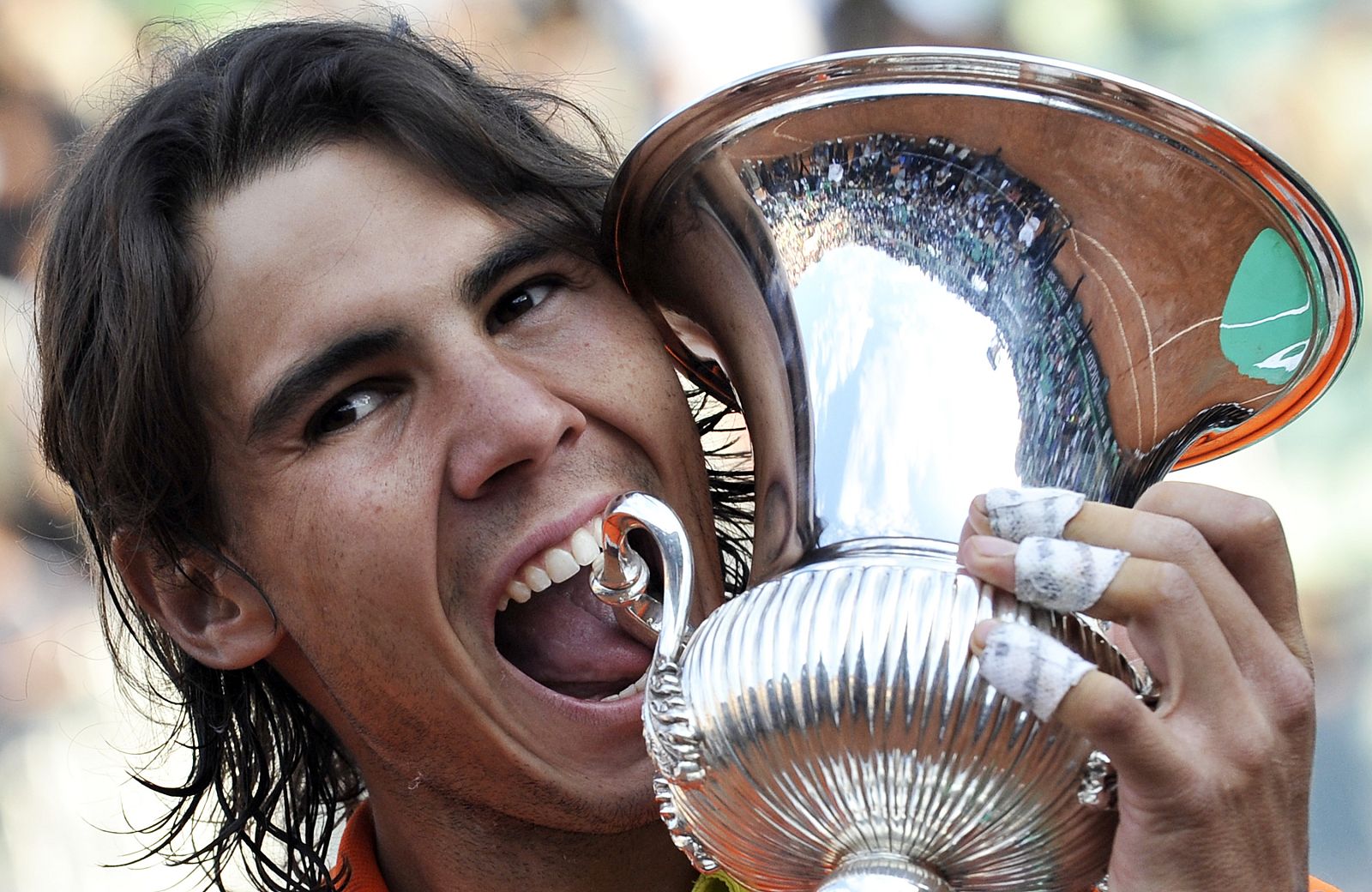 Nadal posa con el trofeo del Masters de Roma