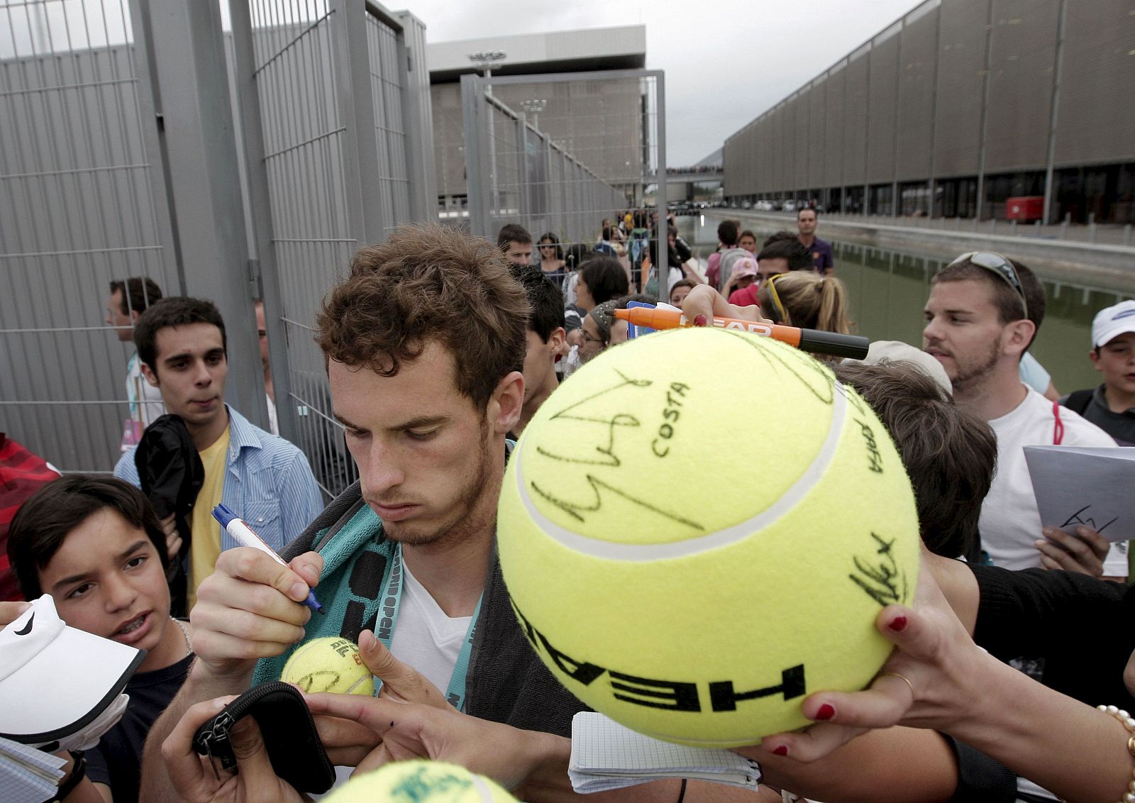 Andy Murray firma autógrafos en las instaciones de la Caja Mágica