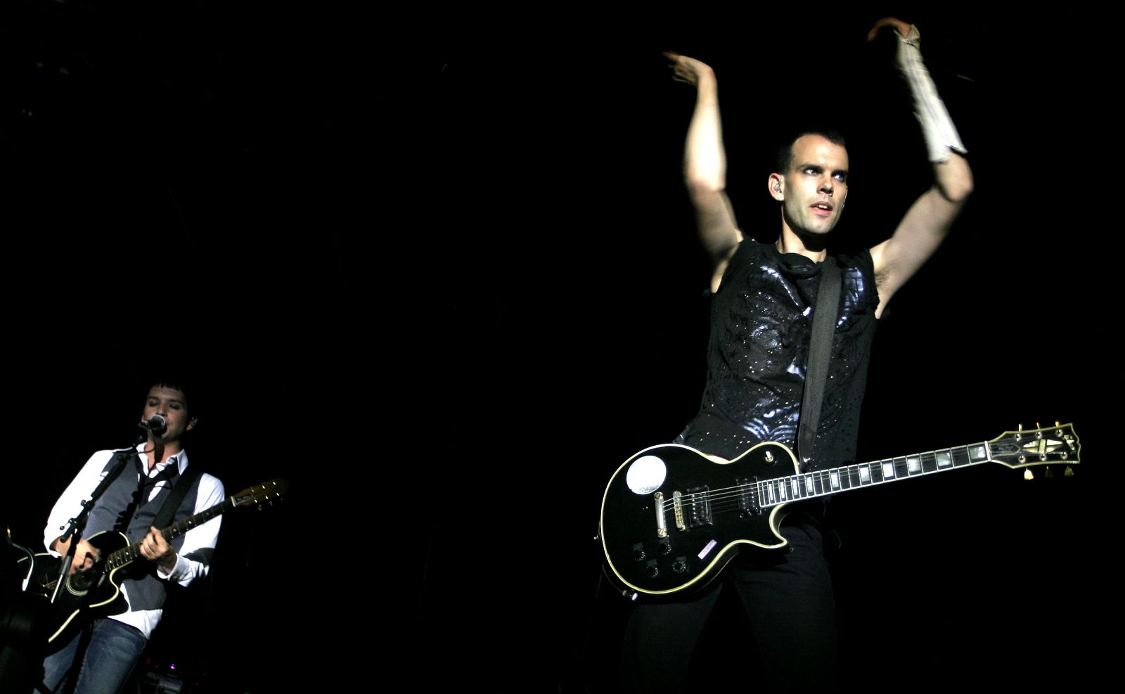 Brian Molko y Stefan Olsdal, de Placebo, en un concierto en El Ejido, Almería, en 2006.