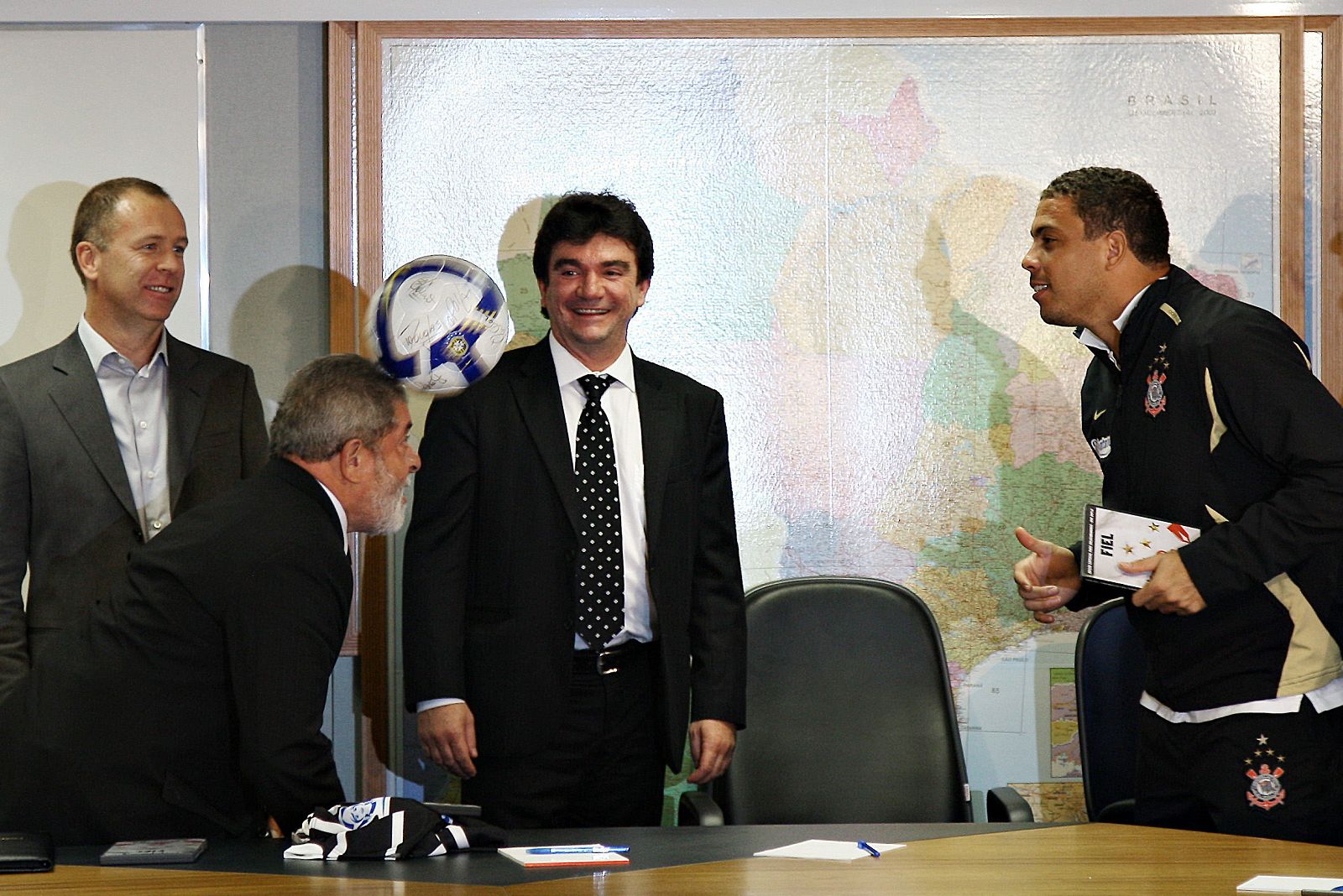 Lula y Ronaldo dan unos toques de cabeza al balón