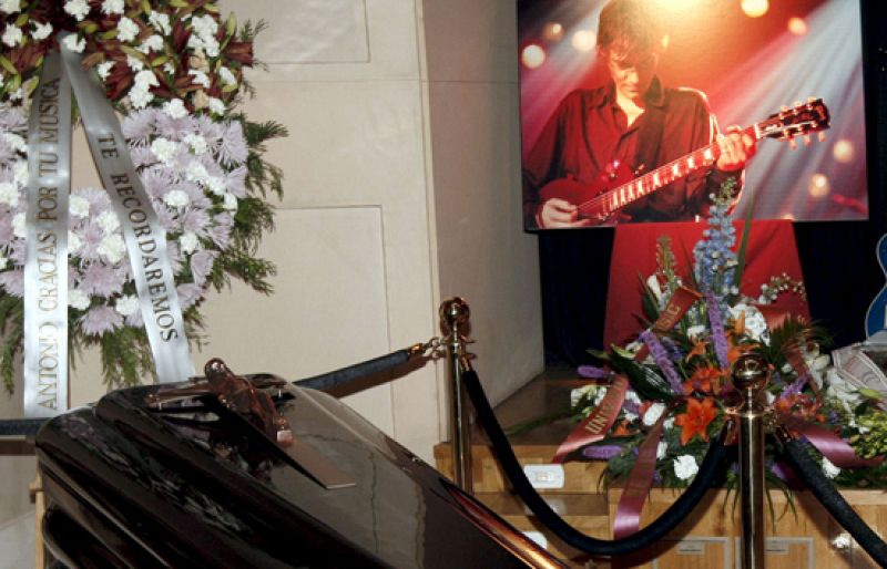 El mundo de la música y sus fans despiden entre guitarras a Antonio Vega en la SGAE