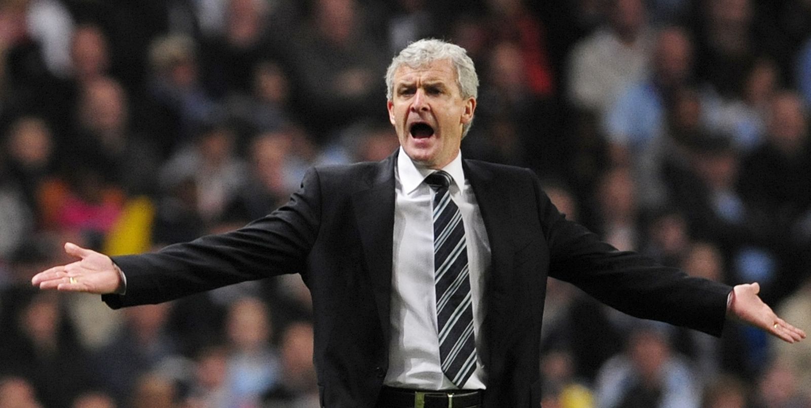 El entrenador del Manchester City, Mark Hughes, durante un partido.
