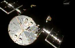 El Hubble, adosado al transbordador Atlantis para ser reparado