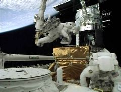 La misión se complica y Atlantis necesita realizar una nueva caminata