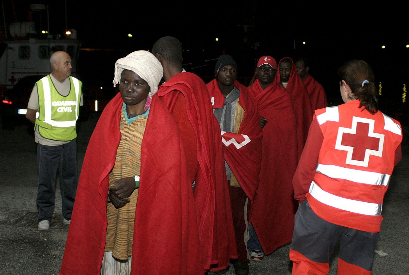 Llegada al puerto de Motril de varios inmigrantes ilegales de origen subsahariano