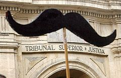 Defensores y críticos del presidente valenciano se enfrentan entre "bigotes" y "Yes, we Camps"