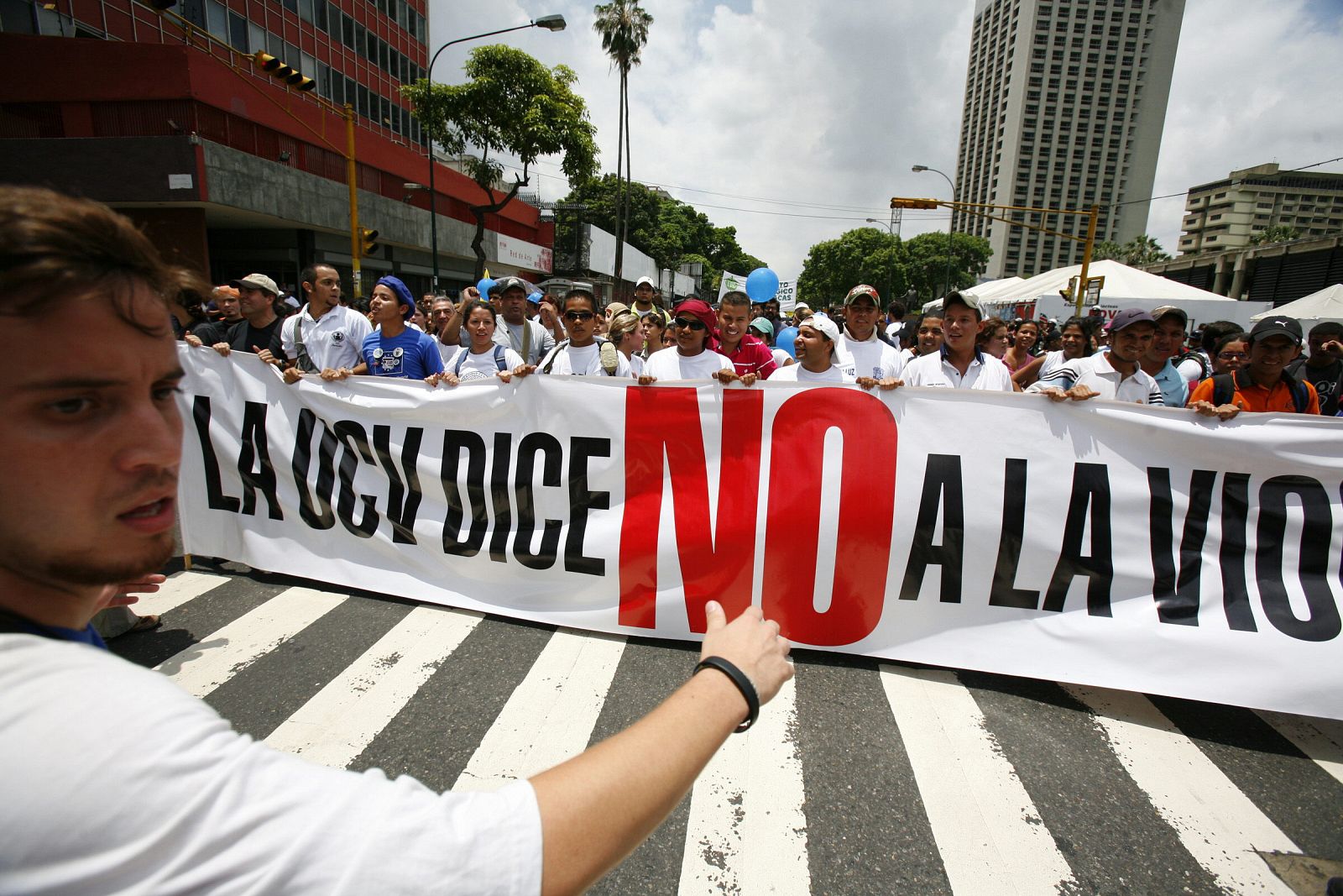 UNIVERSITARIOS OPOSITORES A CHÁVEZ RECHAZAN CON MARCHA RECORTE PRESUPUESTARIO