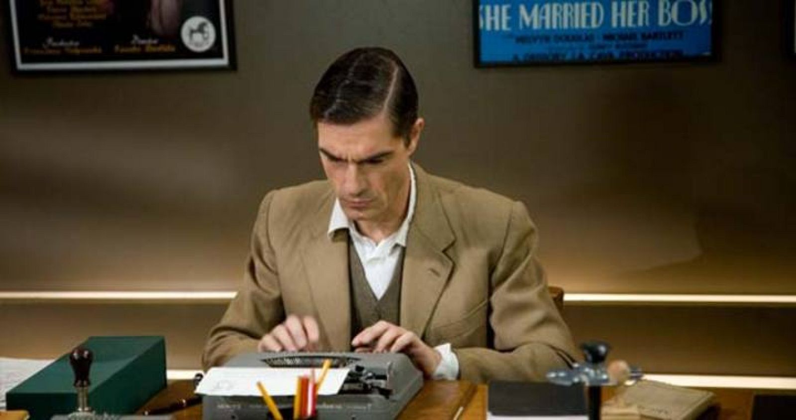 Andrés Castilla, personaje interpretado por José Luis Alcobendas, era uno de los guionistas de Numancia Films en la tercera temporada