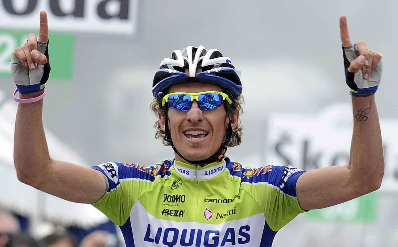 El ciclista italiano Franco Pellizotti del equipo Liquigas celebra su victoria en la decimoséptima etapa del Giro.