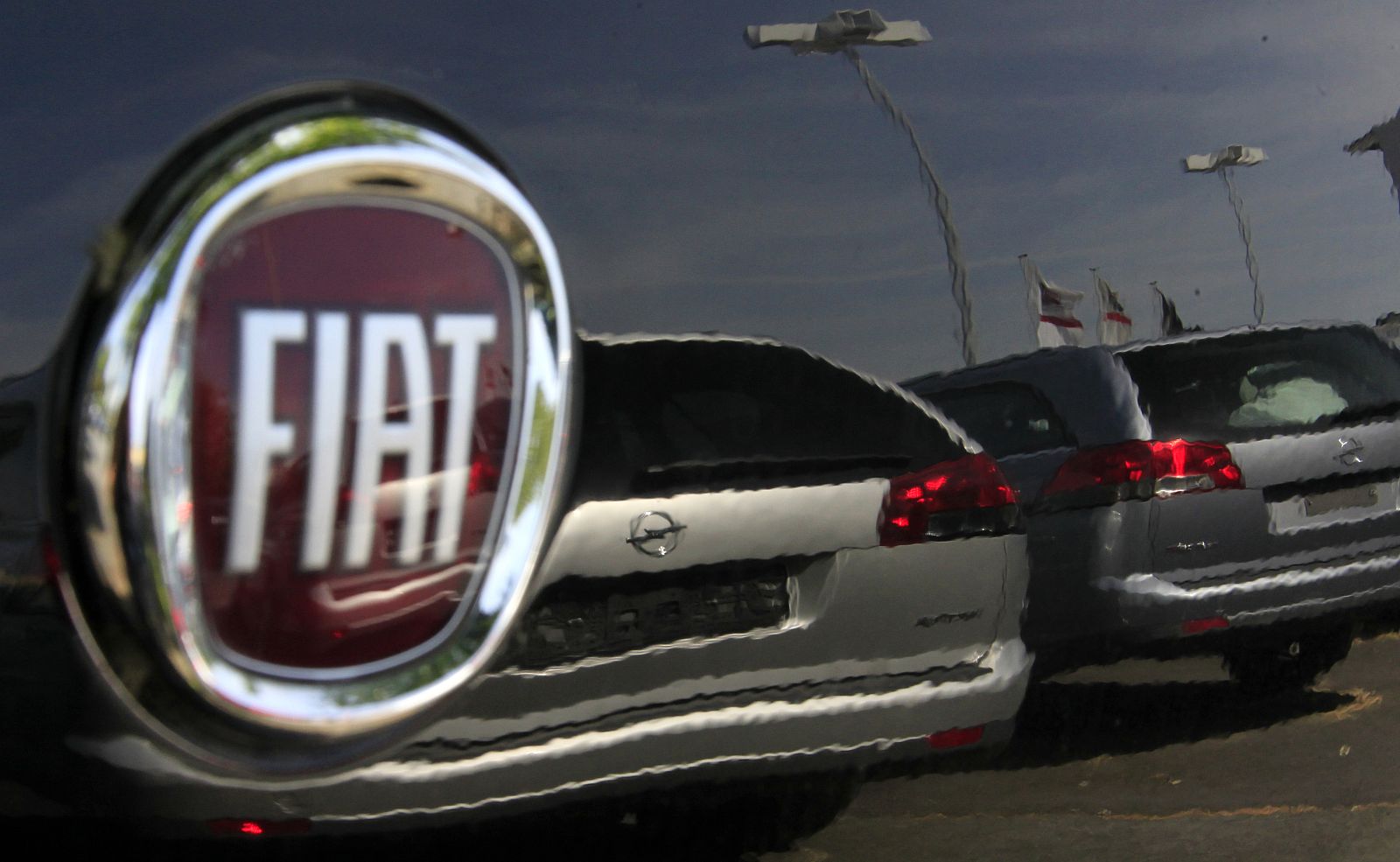 Dos coches de Opel se reflejan en un Fiat