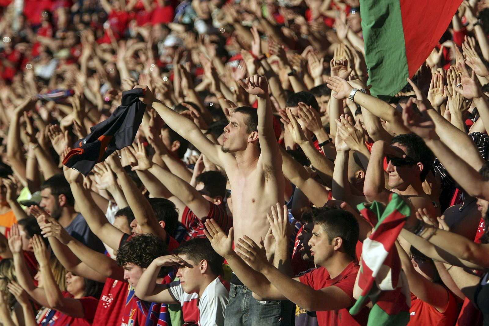 Los aficionados de Osasuna festejan la permanencia
