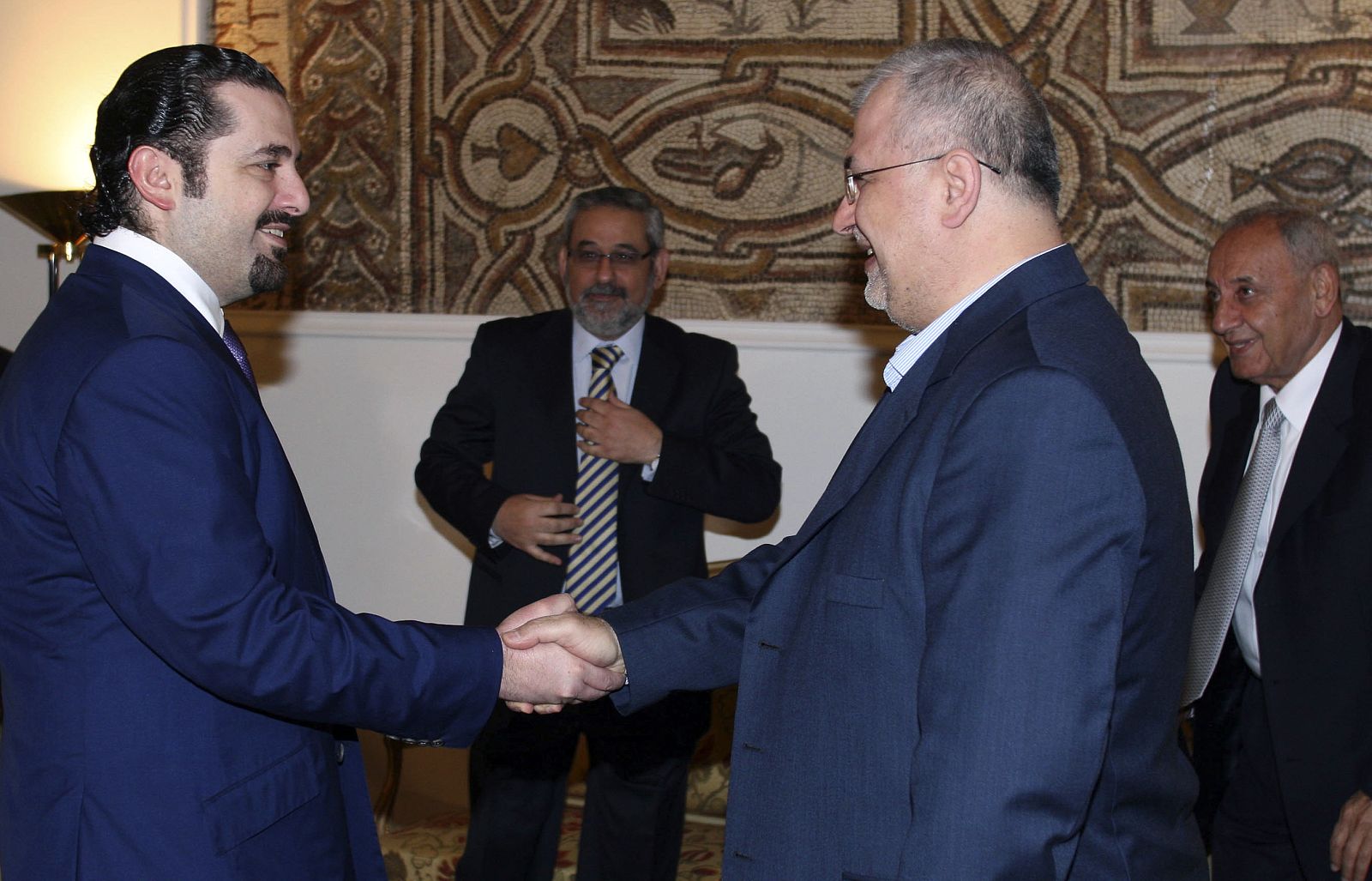 El lider libanés antisirio saluda a un líder de Hizbulá