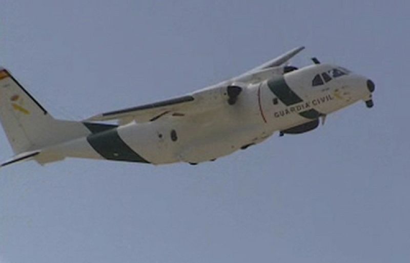 Dos aviones españoles buscan "restos de fuselaje, chalecos salvavidas y manchas en el mar"