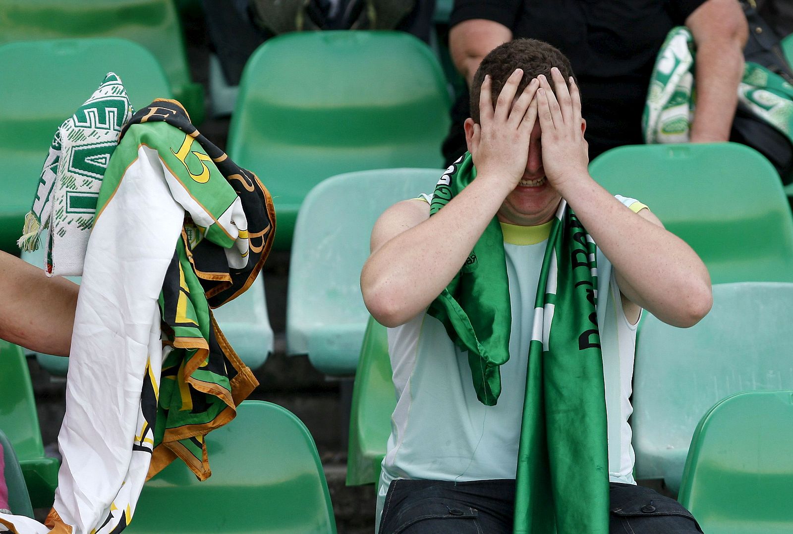 Un aficionado bético llora en las gradas por el descenso de su equipo.